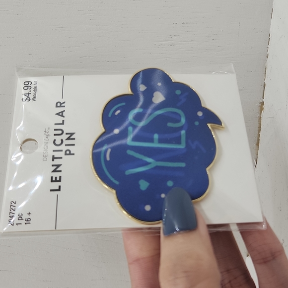 Design Loft Yes/No Lenticular Image Changing Pin - Picture 3 of 3